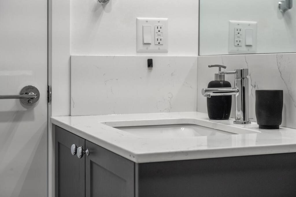 Chic 1Br Kensington Unit W/Parking Apartment YYC Екстериор снимка